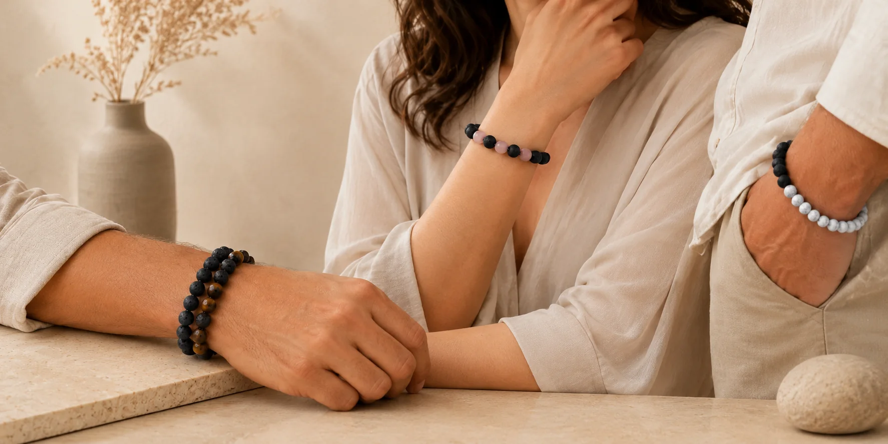Personas usando pulseras artesanales